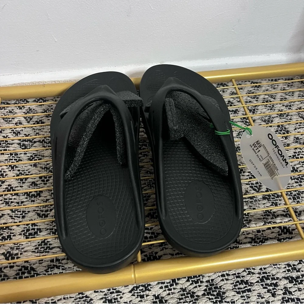 New Oofos Ooriginal Sandals in Black Size 9 Men’s